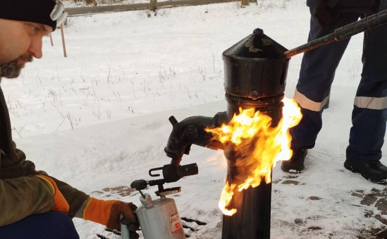 Комунальники докладіють усіх зусиль для відновлення роботи колонок. Фото: Київводфонд
