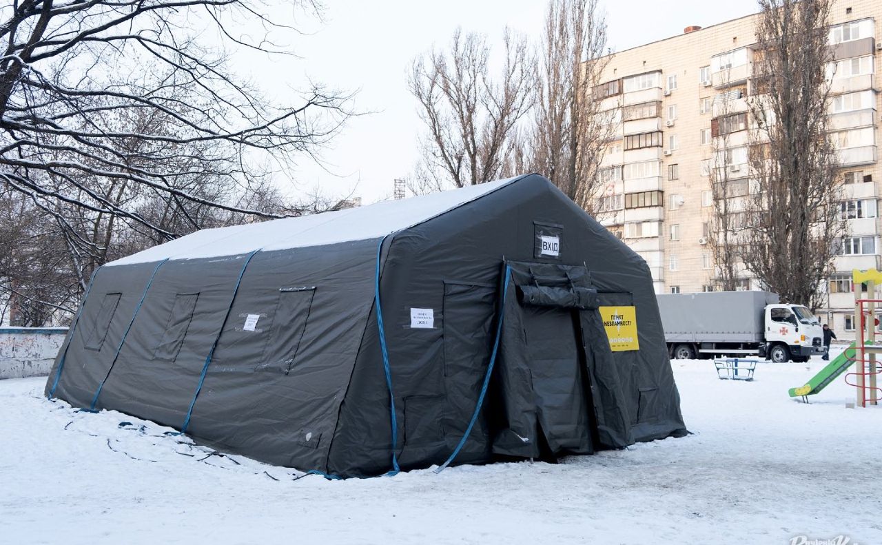 Пункт обігріву біля багатоповерхівки у Дарницькому районі Києва. Фото: Олексій Самсонов