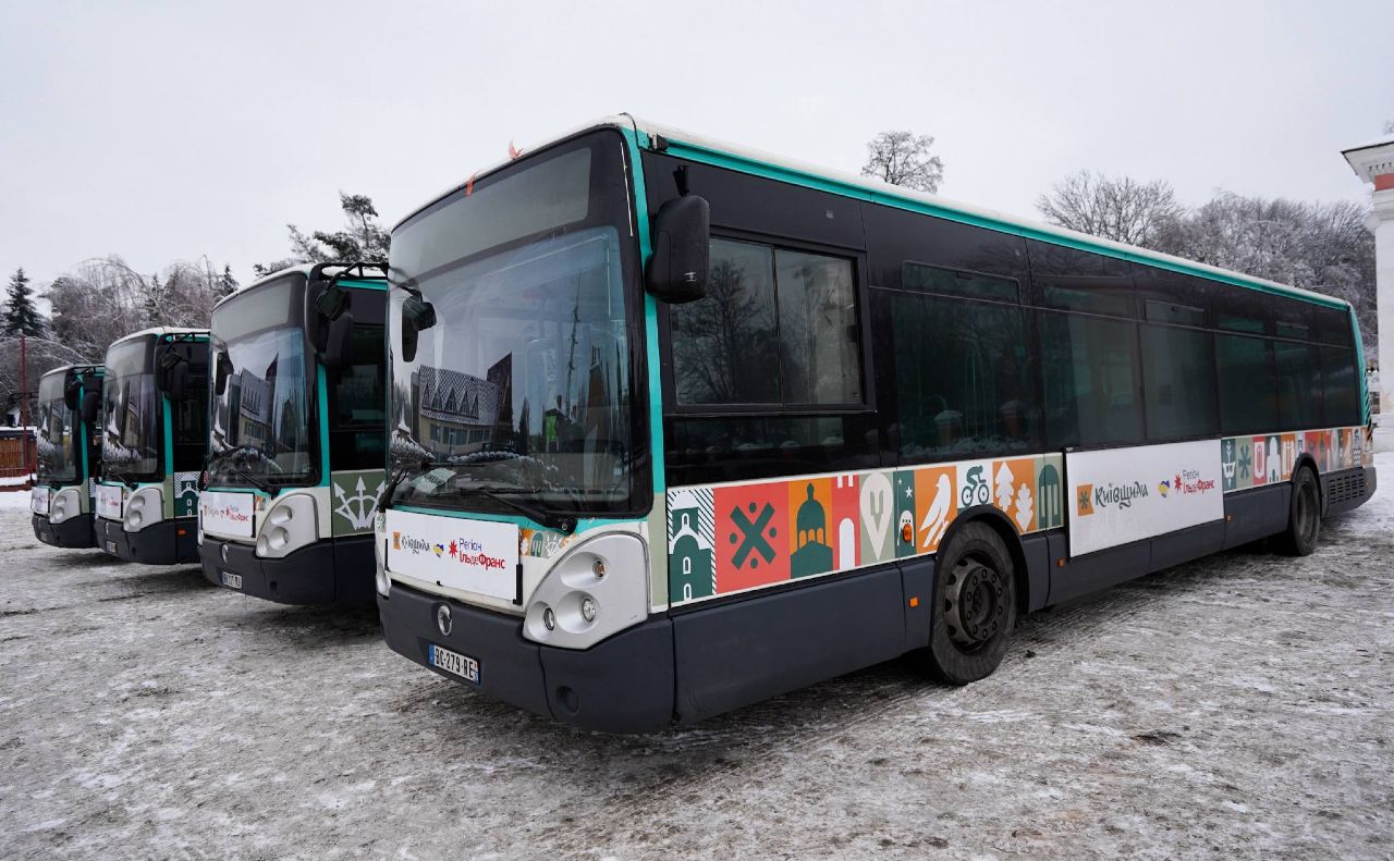 Автобуси з Франції для мешканців білої Церкви. Фото: КОВА, телеграм