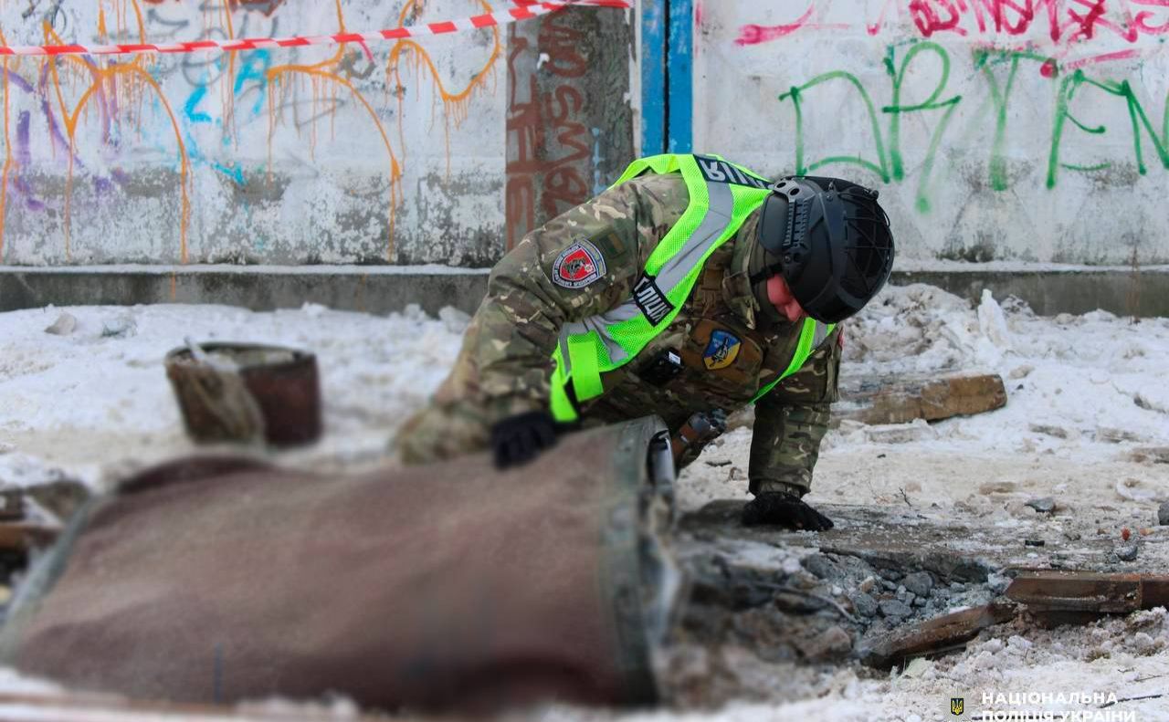 Вибухотехнік з частиною ракети, яка впала у Києві. Фото: Поліція Києва