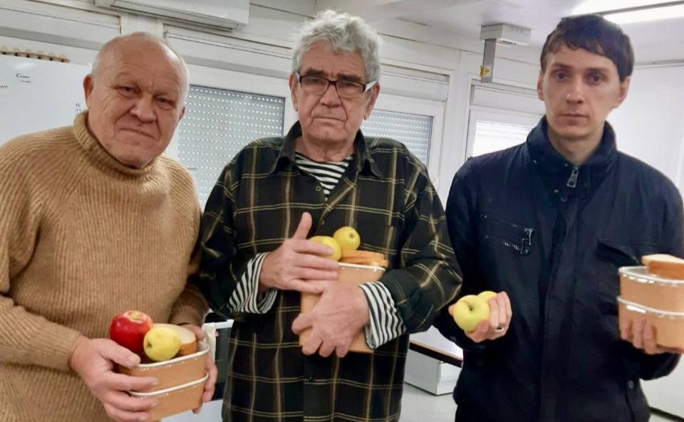 Люди отримують необхідне харчування. Фото: Бучанська міська рада
