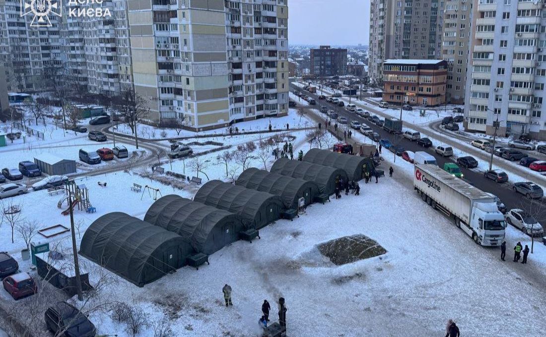 Намети по вулиці Лаврухіна, 11. Фото: ДСНС