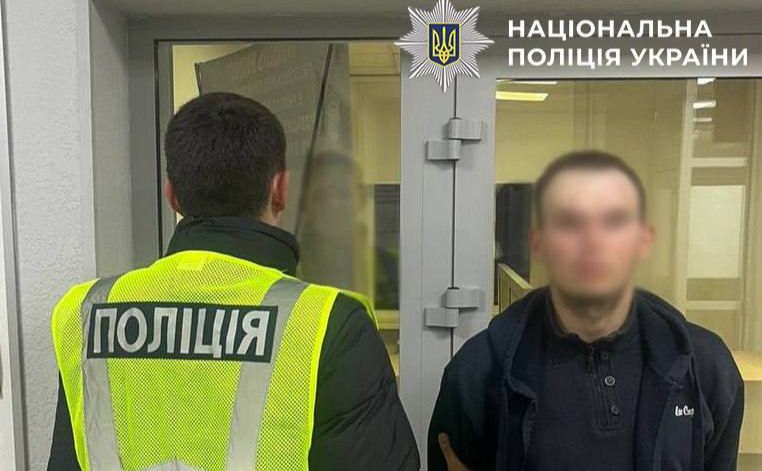 Кривдник військовослужбовця у руках поліції. Фото: Нацполіція