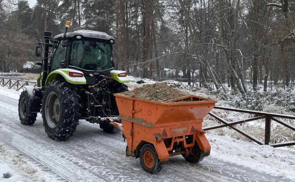 Обробка пішохідних маршрутів у Києві. Фото: «Київавтодор»