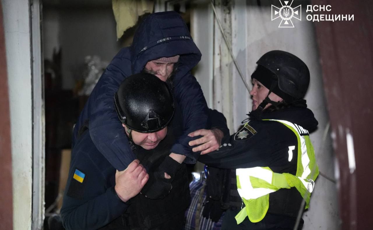 Рятувальнки виносять літню жінку з будинку після атаки рф в Одесі. Фото: ДСНС