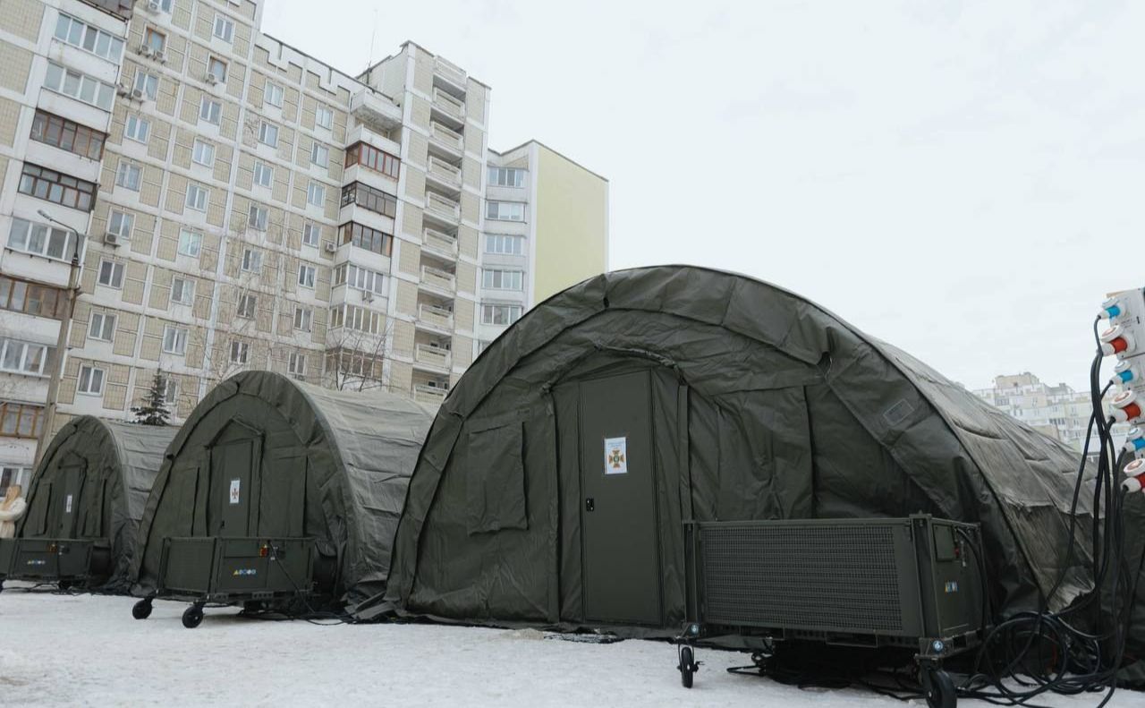 На Троєщині розгорнули два наметових містечка. Фото: МВС