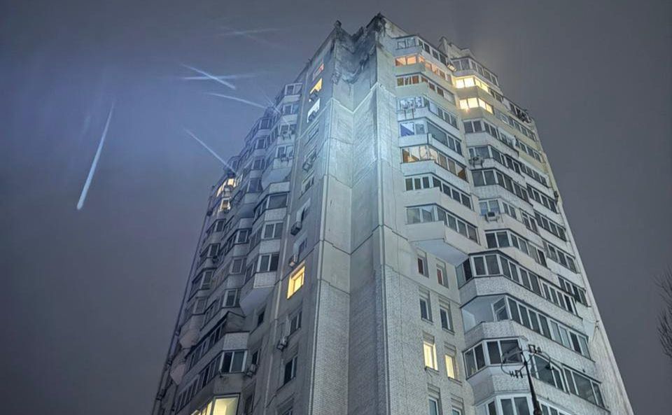 Сталося влучання у фасад 17-поверхового будинку. Фото: ДСНС Києва