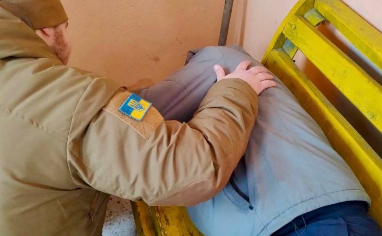 Чоловік без свідомості лежав на лаві. Фото: Муніципальна охорона