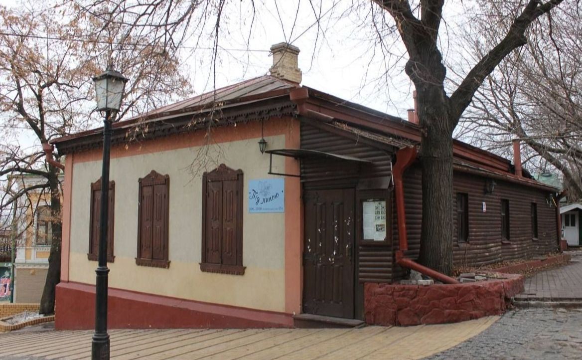 Свого часу у будівлі знаходився відомий ресторан «Під липою». Фото: ДОКС/Facebook