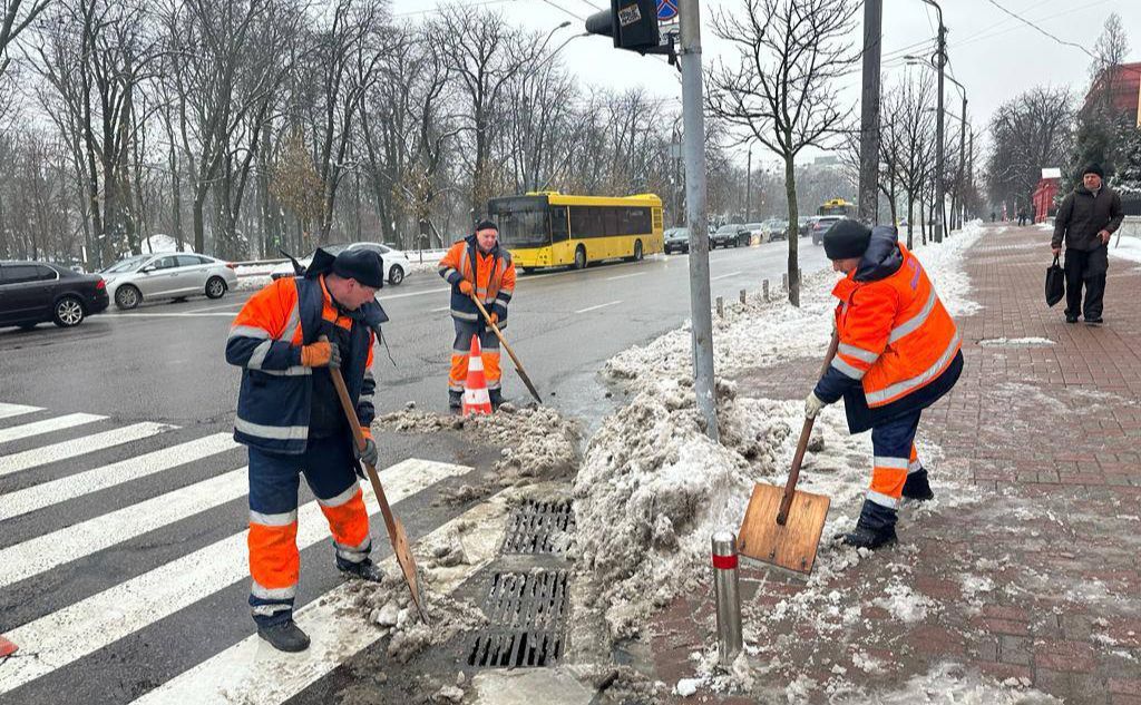 У столиці розчищають решітки зливової каналізації. Фото: Київавтодор