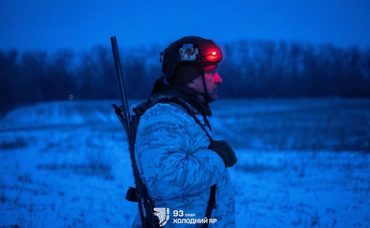 Українські воїни продовжують мужньо тримати оборону