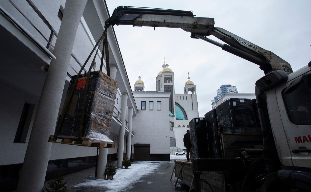 Розвантаження генераторів від «Карітасу». Фото: офіційний сайт УГКЦ
