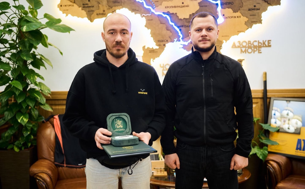 Ліворуч — журналіст «Радіо Свобода» Мар’ян Кушнір, праворуч — очільник Київської обласної військової адміністрації Микола Калашник. Фото: КОВА