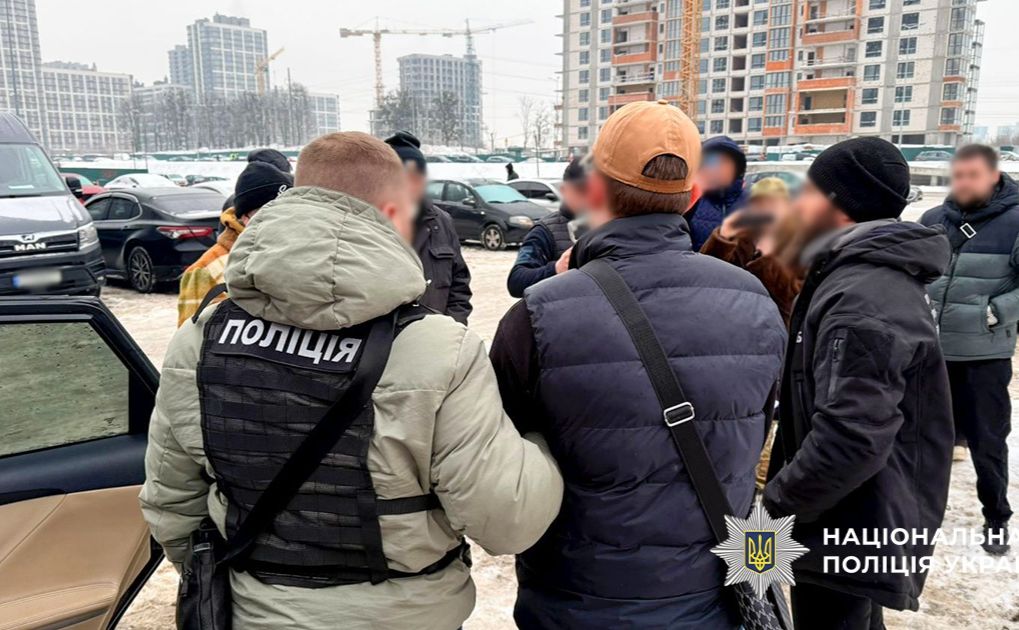 Одного фігуранта затримали під час спроби продажу 100 тисяч підроблених доларів