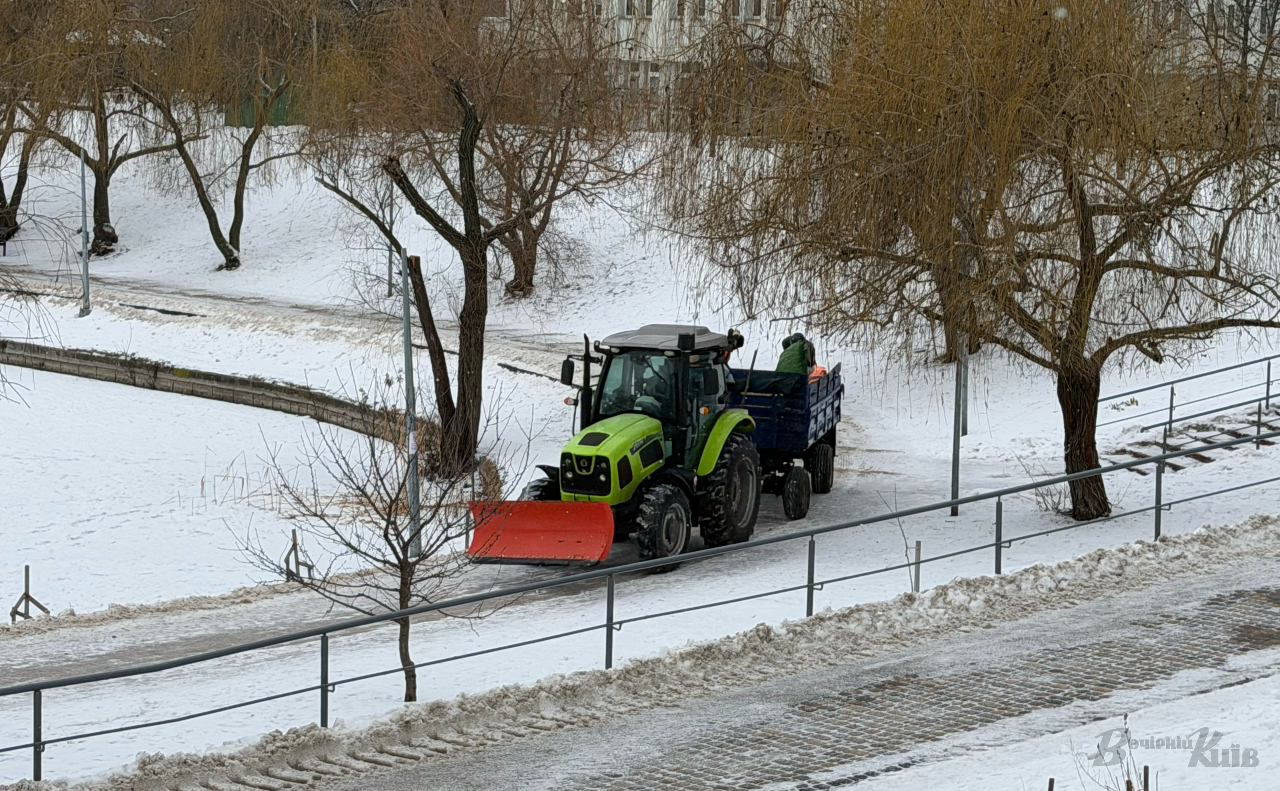Столичні служби продовжують прибирання снігу та боротьбу з ожеледицею на дорогах і тротуарах. Фото: Даша Гришина