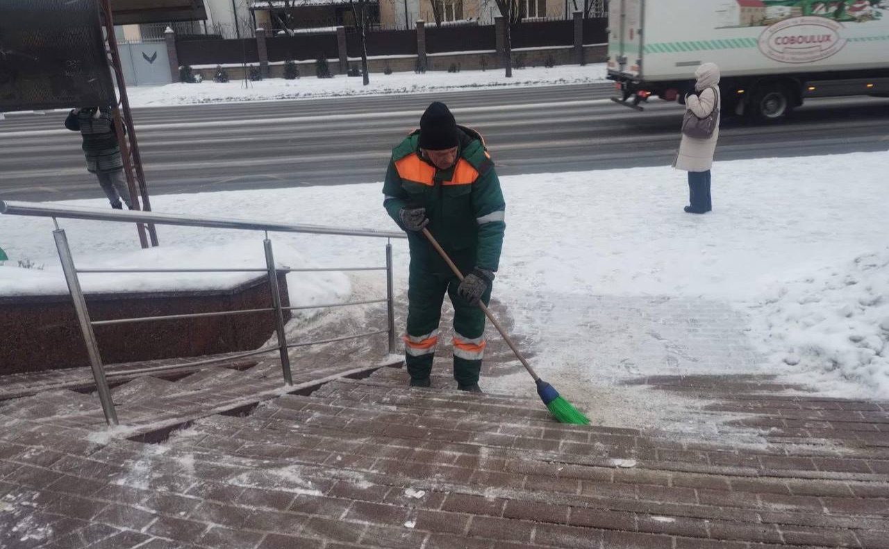 Ручне прибирання забезпечують 407 працівників. Фото: «Київавтодор»