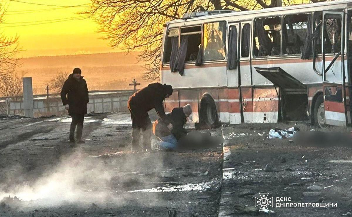 Автобус, у який влучила рф. Фото: ДСНС Дніпропетровщини