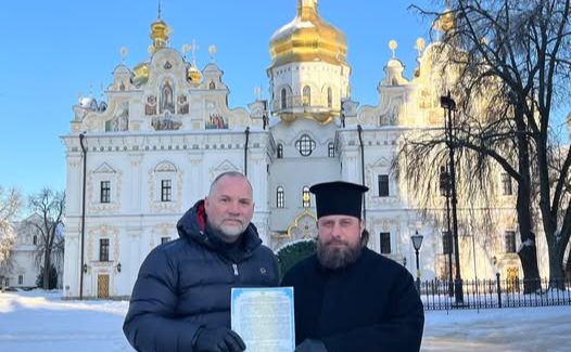 Генеральний директор Нацзаповідника «Києво-Печерська лавра» та настотель монастиря «Києво-Печерська лавра» з документом мінкульту про передачу двох корпусів. Фото: НЗ «Києво-Печерська лавра», фейсбук