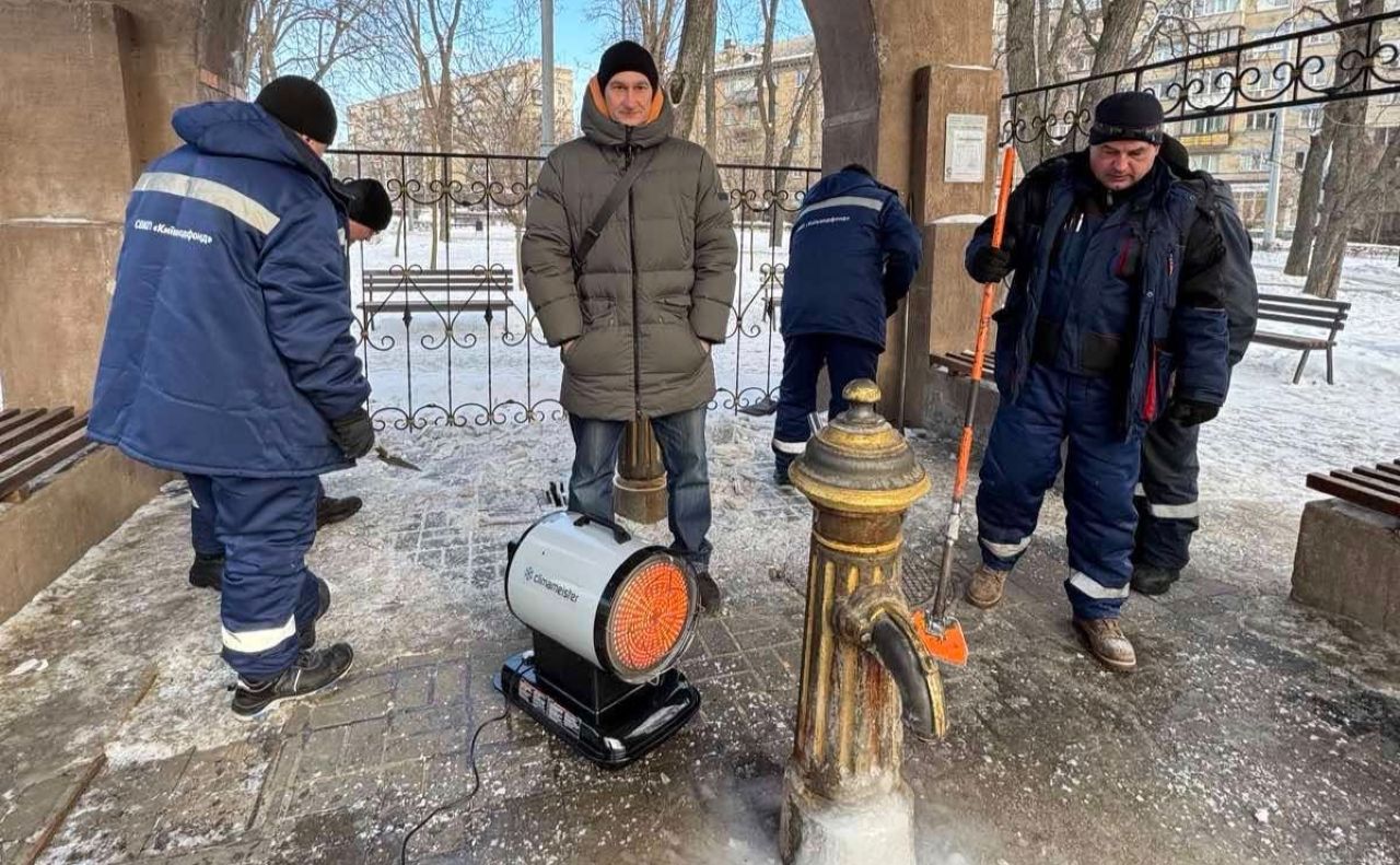 Комунальники докладіють усіх зусиль для відновлення роботи колонок. Фото: Київводфонд