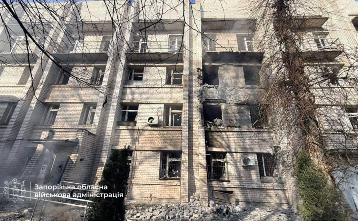 Пологовий будинок у Запоріжжі, пошкоджений ударом рф. Фото: Запорізька ОВА