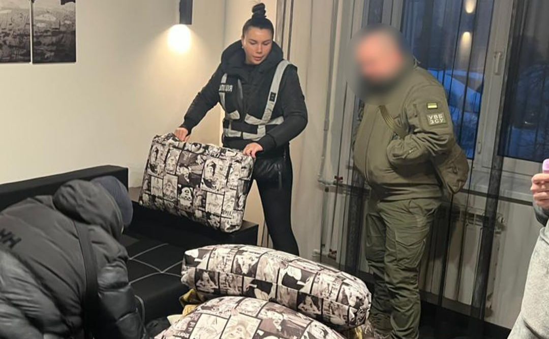 Під час слідчих дій вилучили кошти, мобільні телефони, комп’ютерну техніку, лікарські печатки, медичну документацію. Фото: Нацполіція (ТГ)