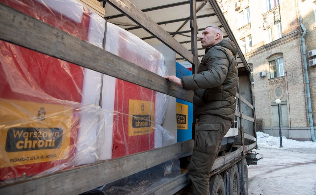 Дві фури з генераторами зустрів Віталій Кличко. Фото: Любов Голуб’ятникова/КМДА