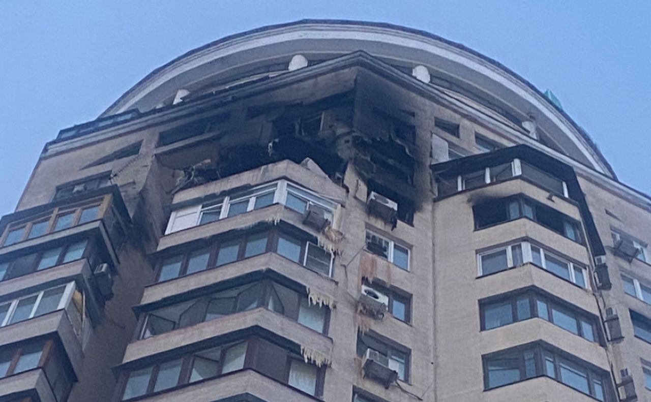 Пошкоджена багатоповерхівка у Києві. Фото: Нацполіція