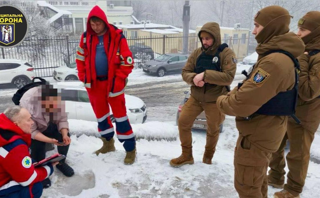 Муніципали викликали швидку допомогу. Фото: КО «Муніципальна охорона»