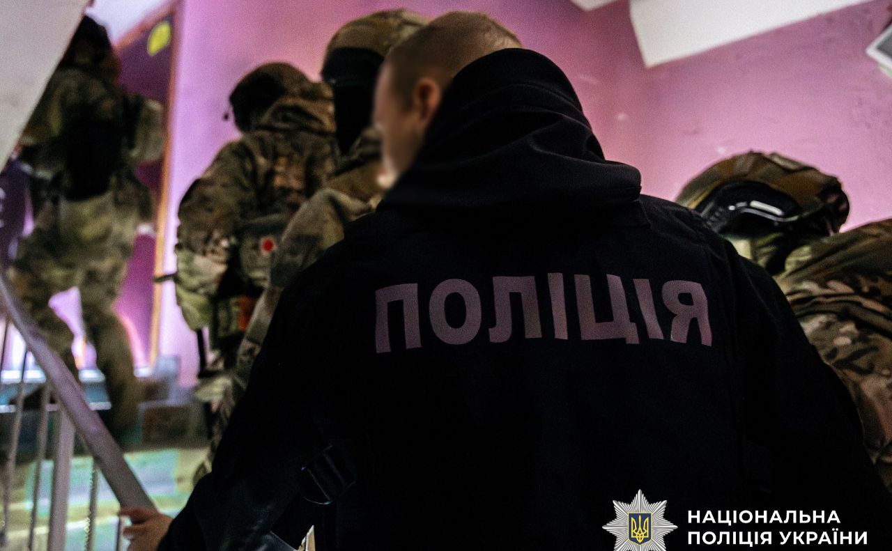 Поліція йде на обшук. Фото: Нацполіція
