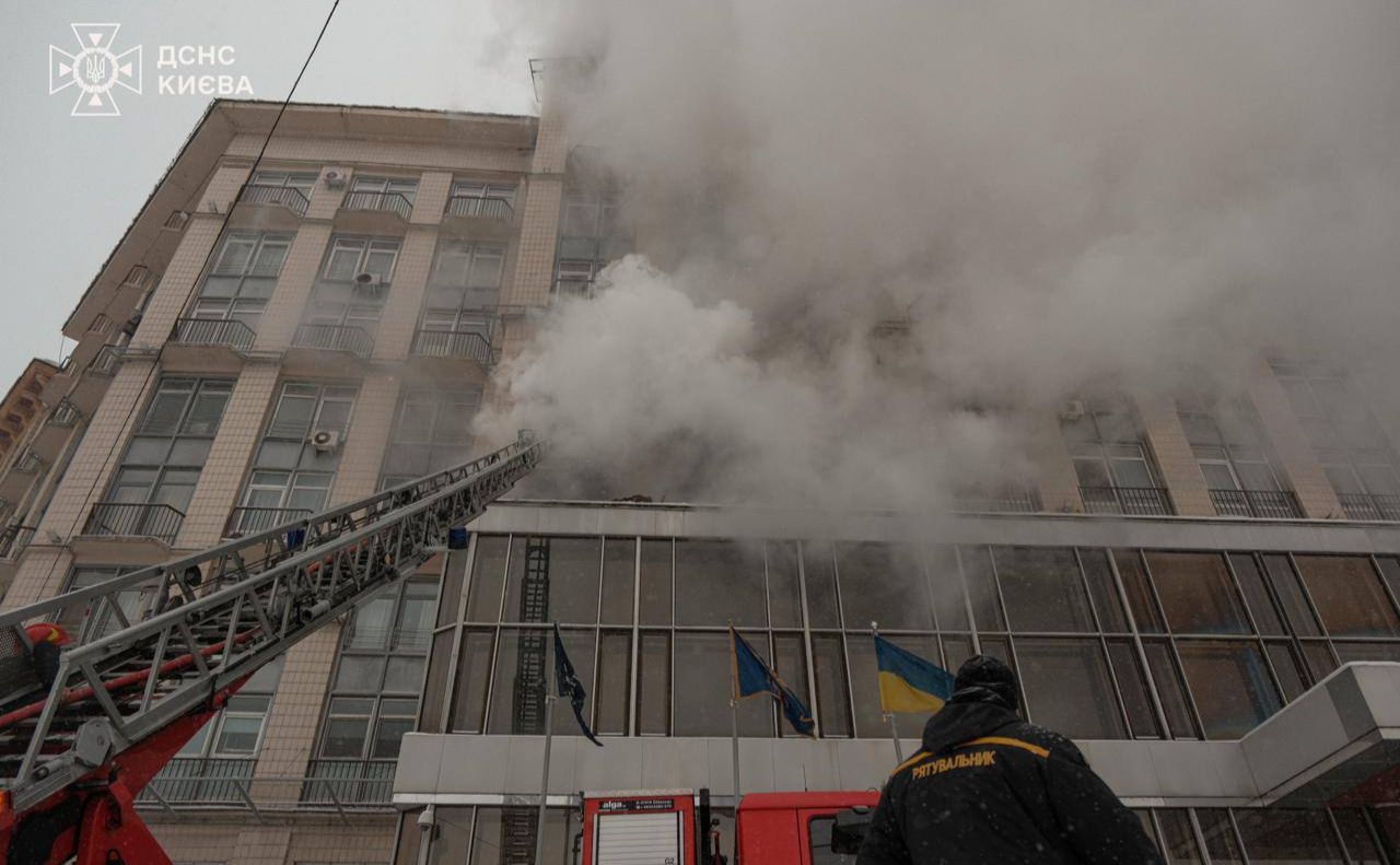 Загоряння в готелі «Дніпро». Фото: ДСНС Києва