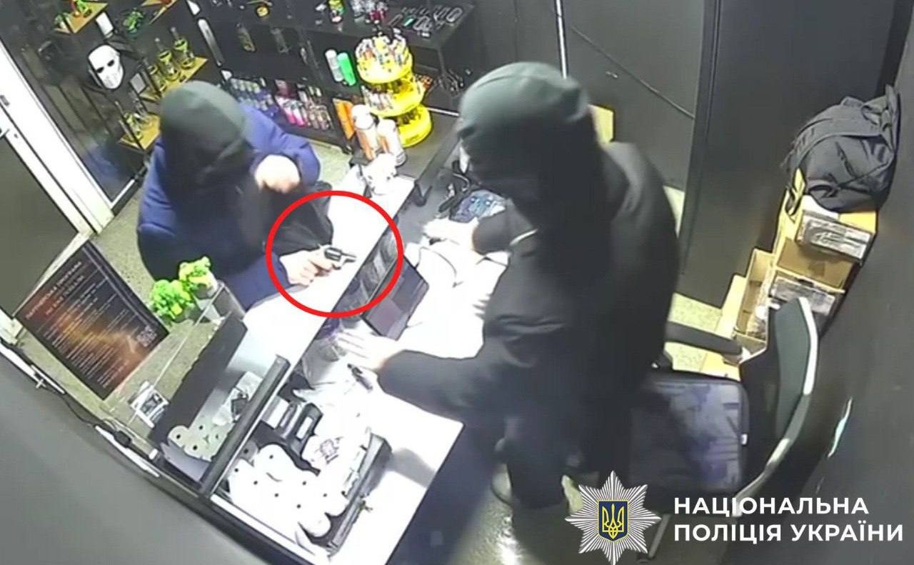 Спільники розіграли виставу перед камерою спостереження