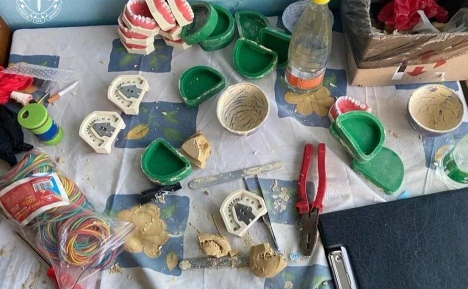 Медичний гіпс використовували для продажу канабісу. Фото: Київська міська прокуратура