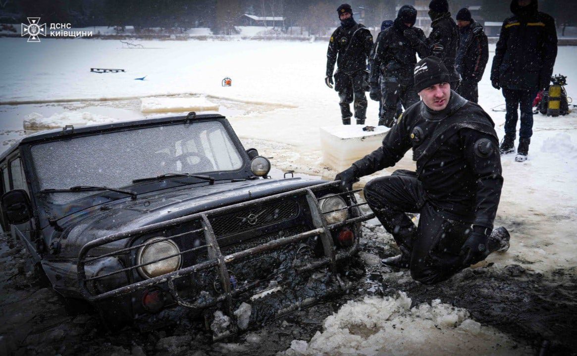 Автівку знайшли на глибині понад 4 метри