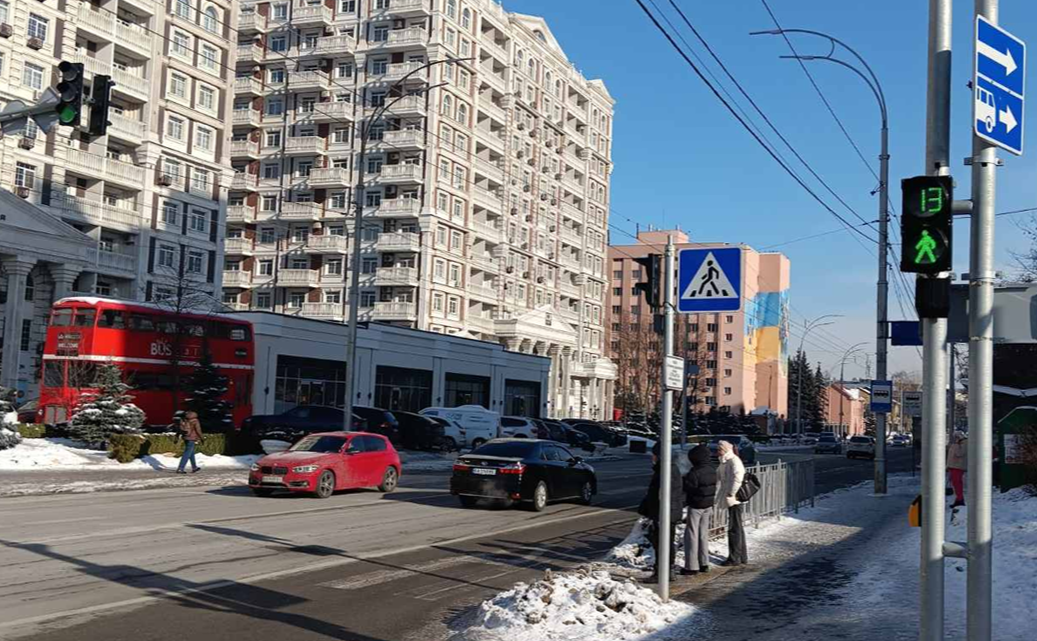 Світлофорний об’єкт на вулиці Михайла Максимовича оснащений резервним живленням. Фото: КМДА