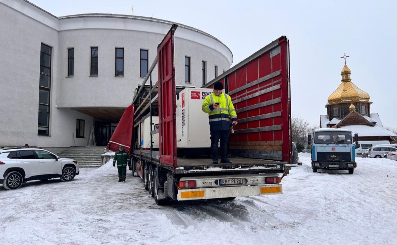 Передача генераторів. Фото: пресслужба Патріаршої фундації «Мудра справа»