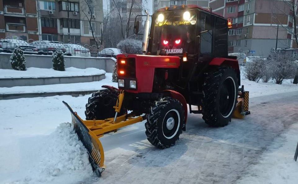 Снігоприбиральна техніка. Фото: КК «Київавтодор»