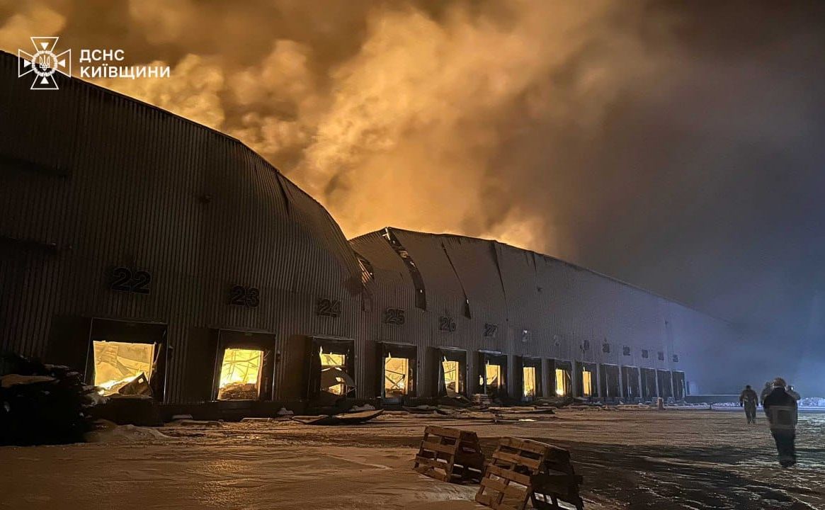 На Київщині з ночі гасили пожежу на території складського комплексу. Фото: ДСНС Київщини
