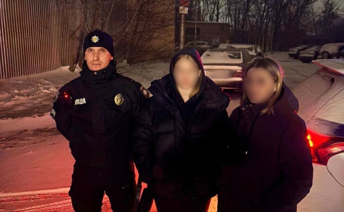 Школярка заблукала у холодну пору у Києві. Фото: Патрульна поліція