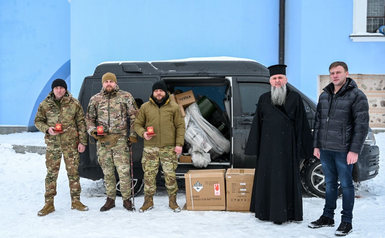 Блаженніший Епіфаній передав допомогу СБС. Фото: ПЦУ