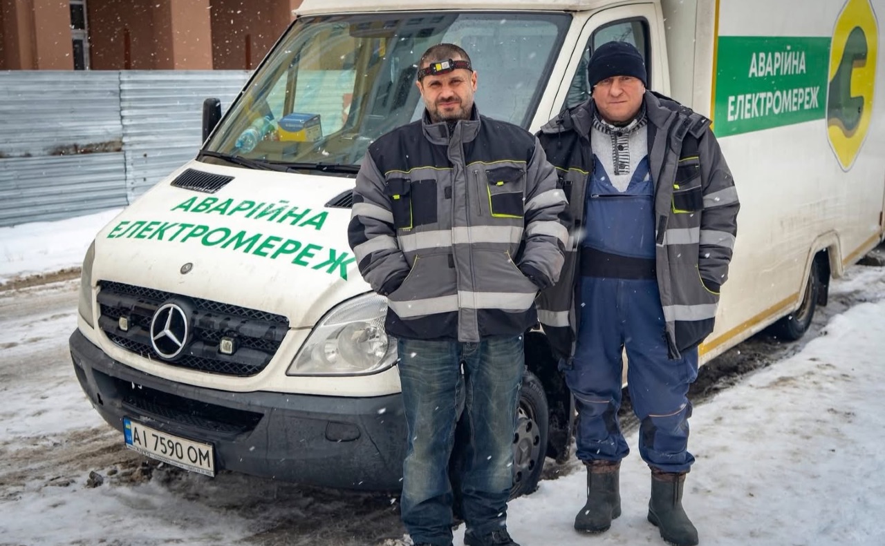 Щодня до столиці виїжджає близько 50 фахівців, які працюють вахтовим методом у денні та нічні зміни. Фото: КОВА