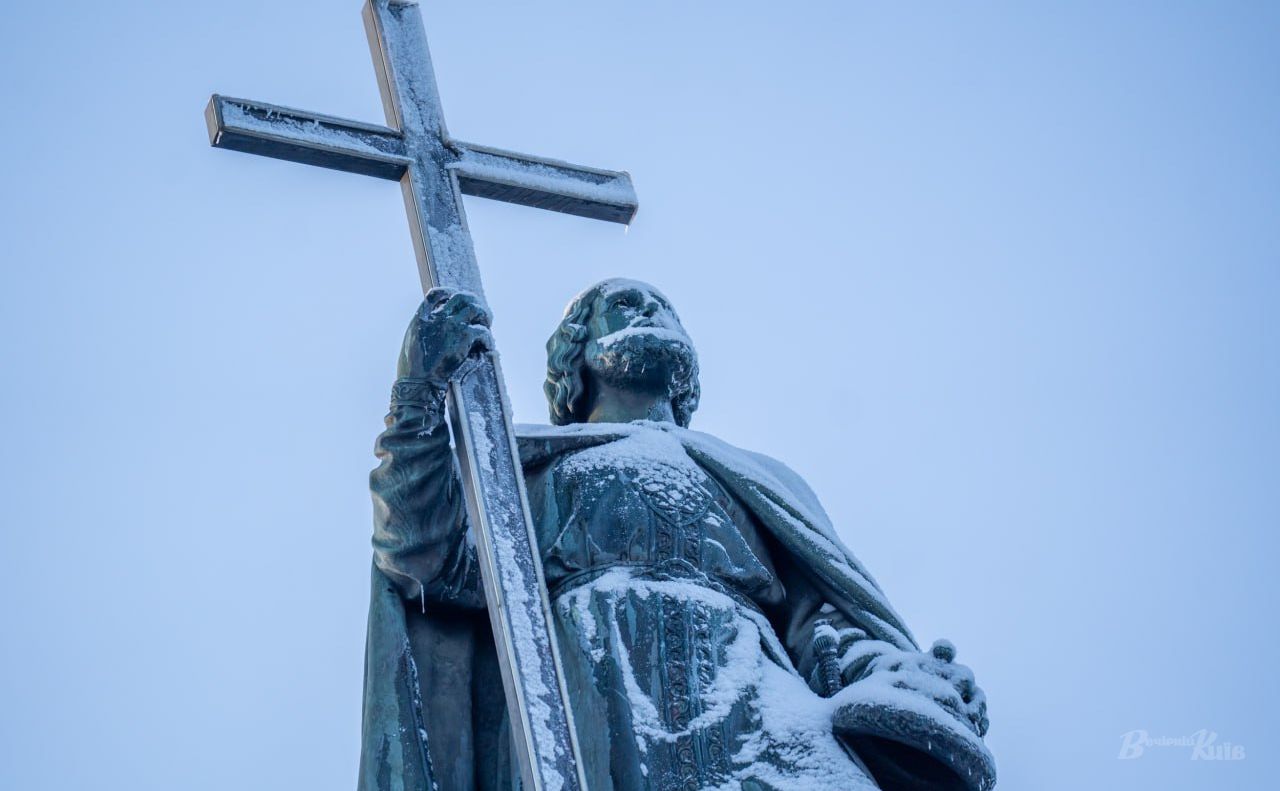 Вкритий снігом пам’ятник святому Володимиру. Фото: Олексій Самсонов
