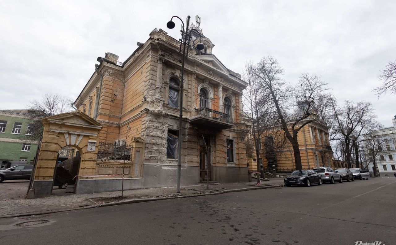 Пошкоджений особняк Лібермана, де розташована Спілка письменників України. Фото: «Вечірній Київ»