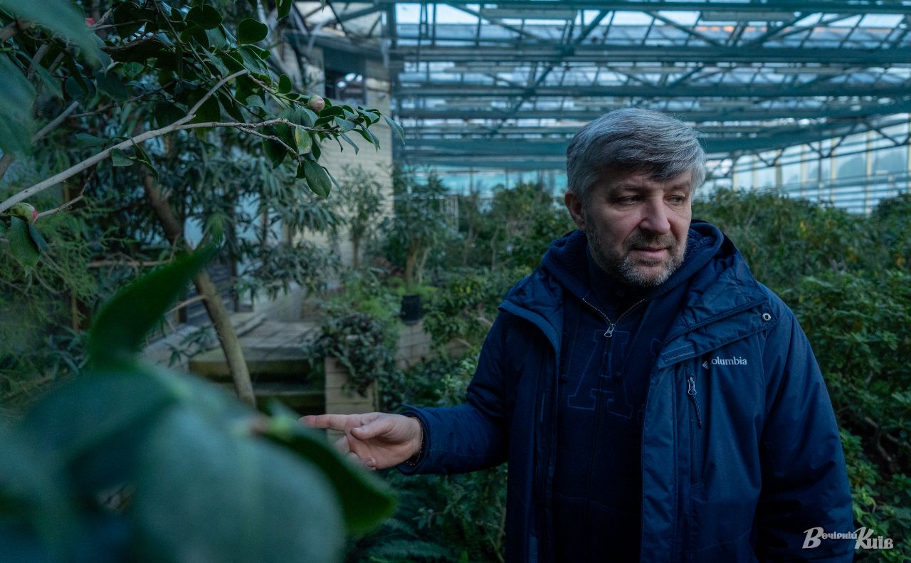 У оранжереї з азаліями зараз без квітів. Фото: Олексій Самсонов