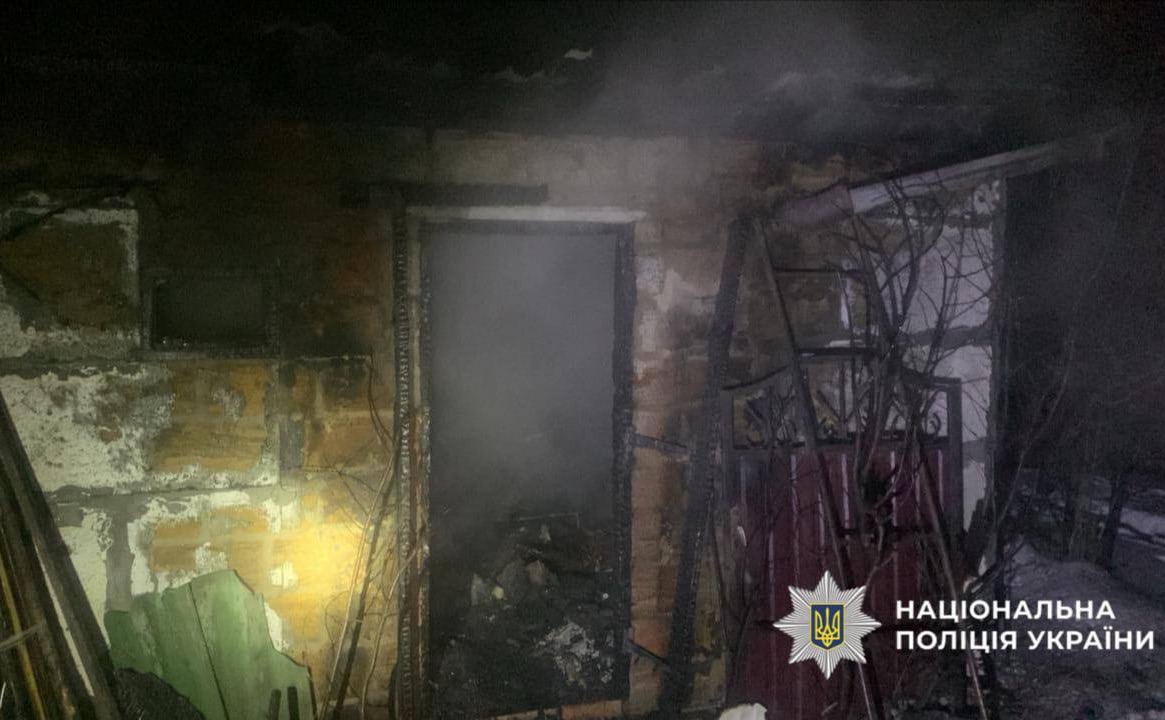Під час гасіння вогню в середині будинку знайшли тіло власника. Фото: поліція