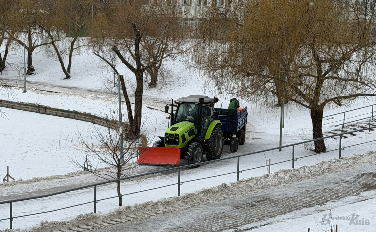 Столичні служби продовжують прибирання снігу та боротьбу з ожеледицею на дорогах і тротуарах. Фото: Даша Гришина