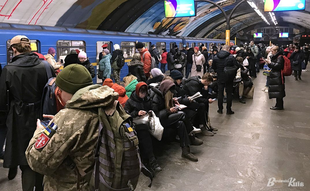 Під час повітряної тривоги на станціях утворюється натовп. Фото: Борис Корпусенко