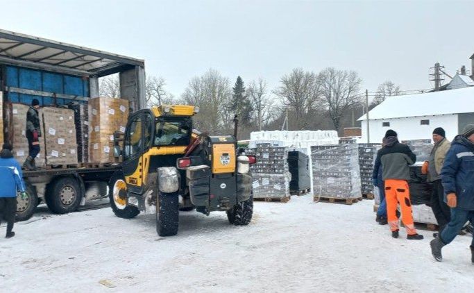 Три вантажівки з 80 генераторами вже на місці. Фото: vaticannews.va