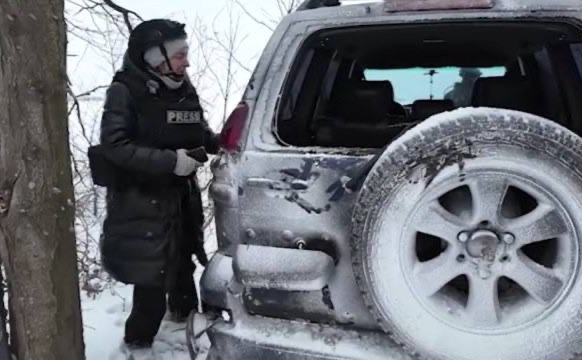 Завдяки оперативним діям водія ніхто з журналістів та військових не постраждав. Фото: НСЖУ