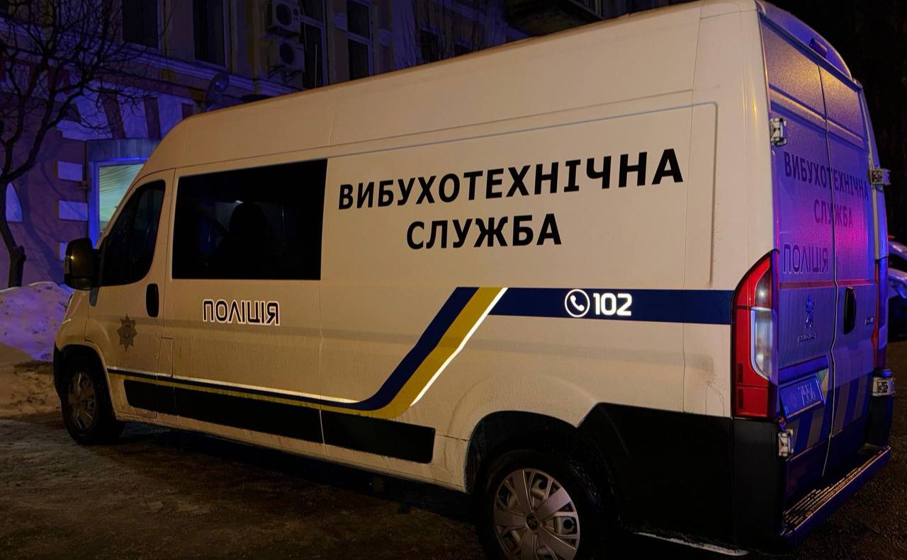 На місце одразу виїхали вибухотехніки. Фото: поліція Києва