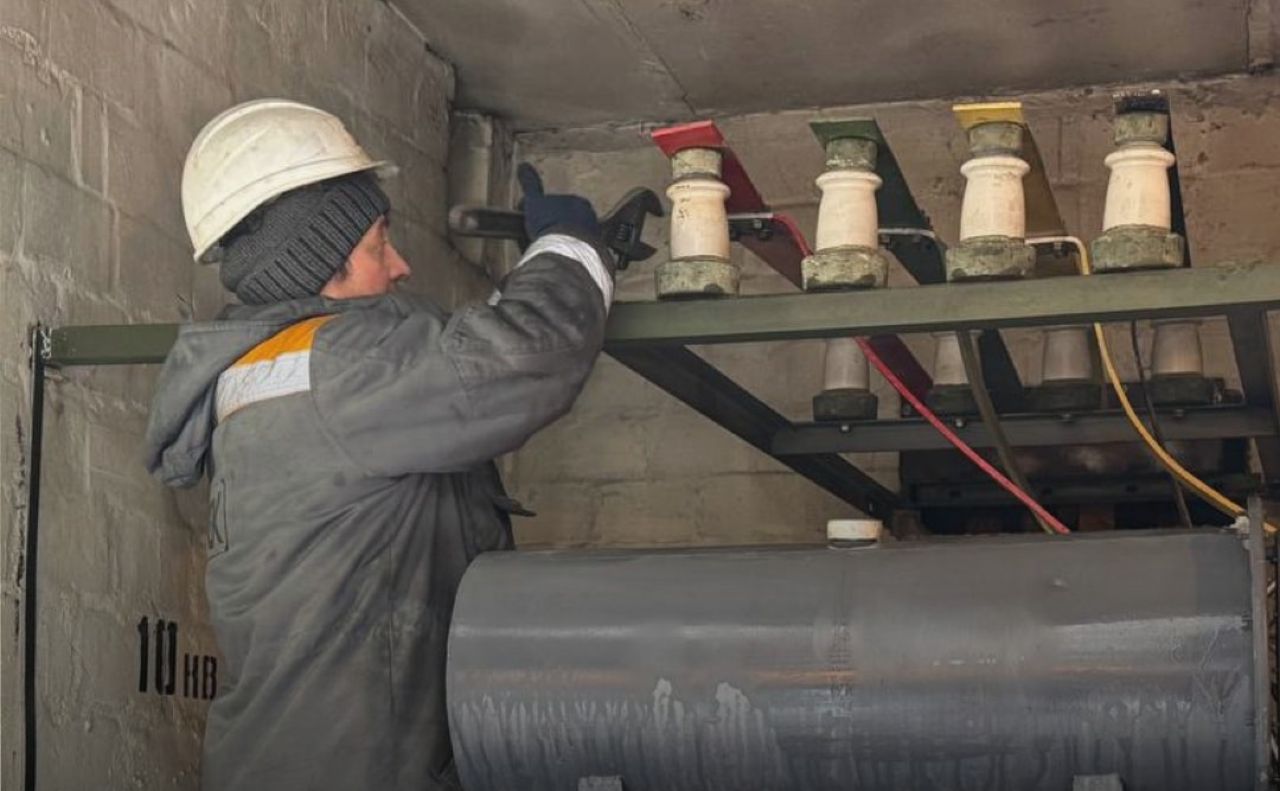 Енергетики повертають світло після атаки ворога. Фото: ДТЕК